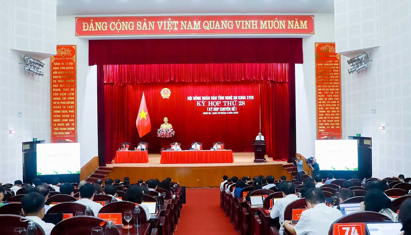 The 18th Nghe An Provincial People's Council voted to pass a resolution on the policy of arranging commune-level administrative units. Photo: Thanh Duy