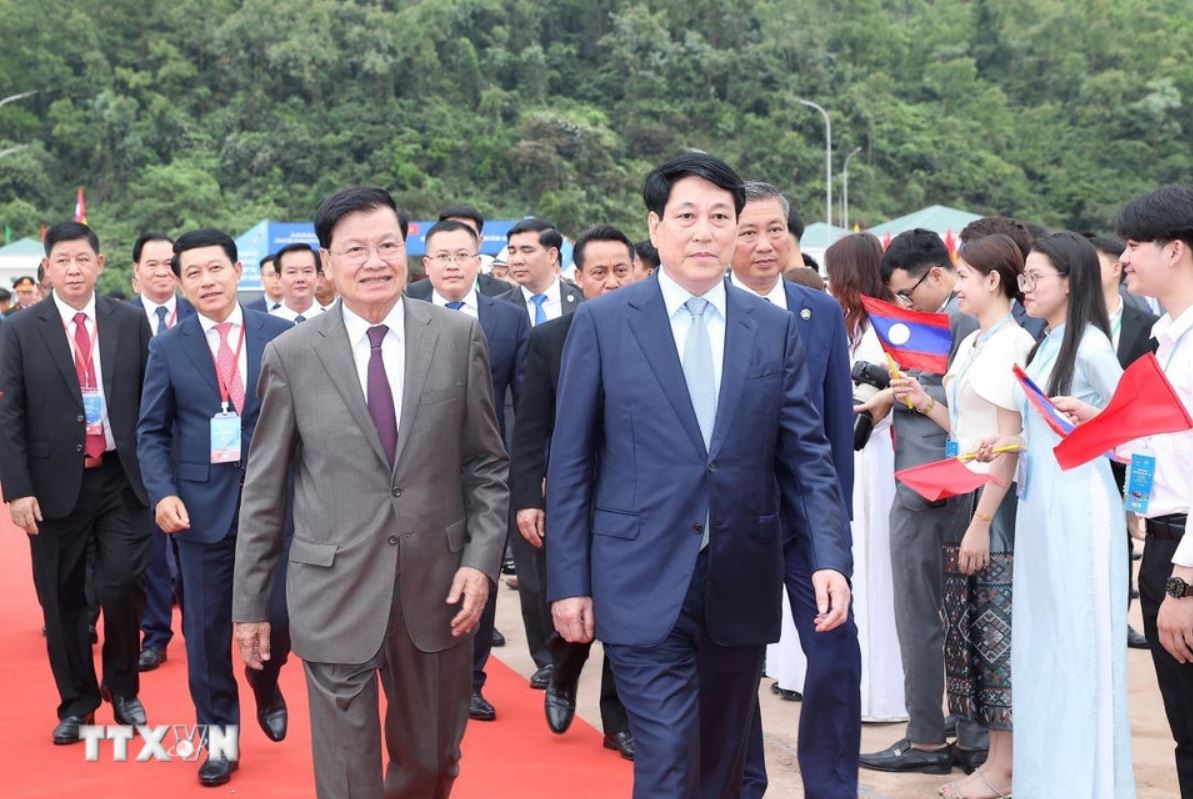Politburo member and President Luong Cuong and General Secretary and President of Laos Thongloun Sisoulith attended the inauguration ceremony of wharf No. 3 of Laos - Vietnam International Port. Photo: VNA