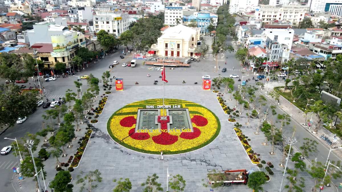 Hai Phong welcomes the famous Heroic City. Photo: Hoang Khoi