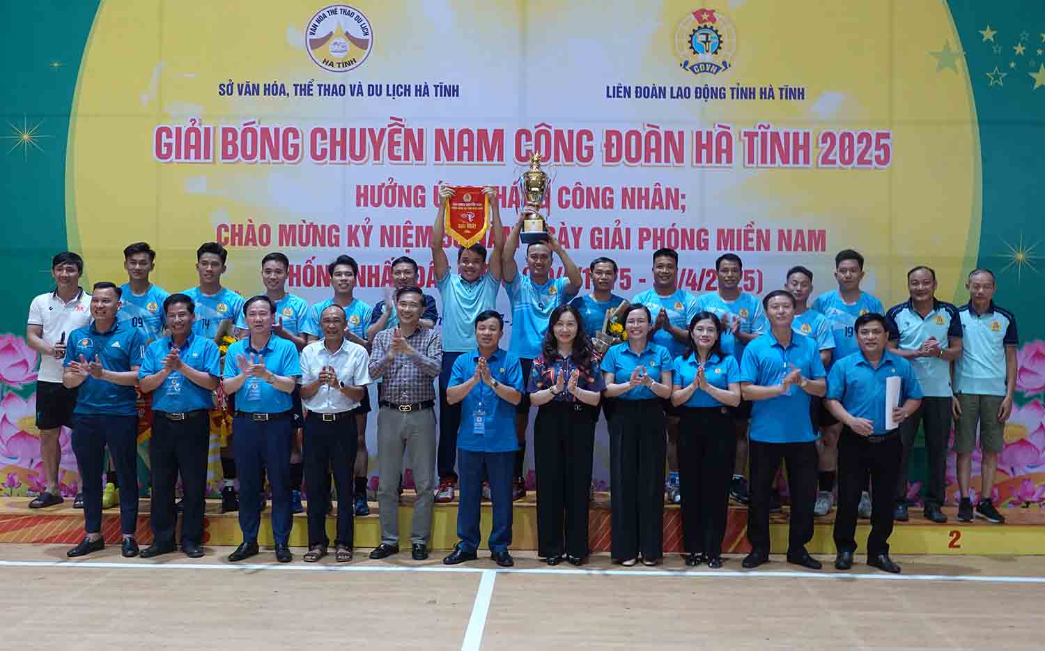 Delegates took souvenir photos with the Ky Anh District Labor Federation football team that won the Ha Tinh Trade Union Men's Volleyball Championship in 2025. Photo: Tran Tuan.