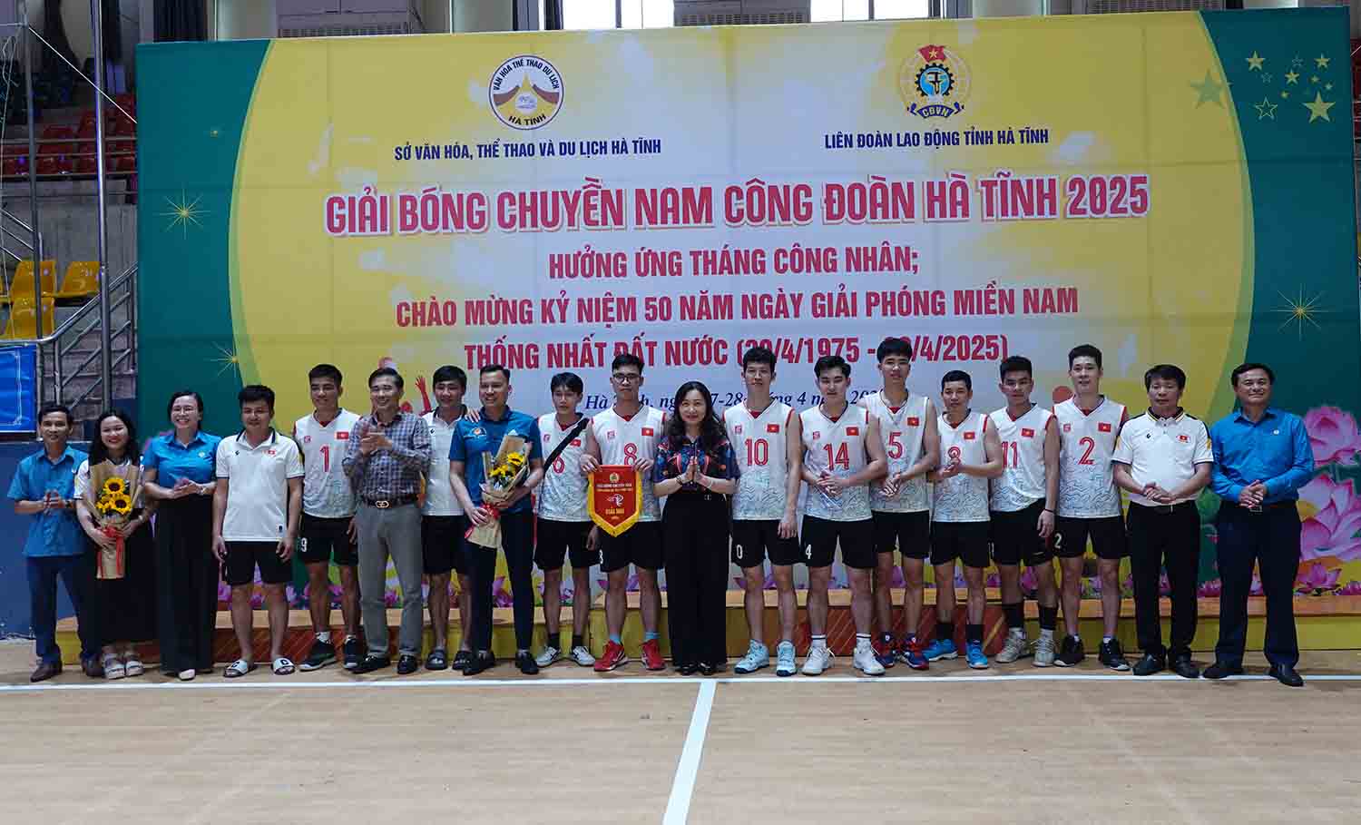 Trao giai cho doi Nhi la Cong doan cac KKT tinh Ha Tinh. Anh: Tran Tuan.
