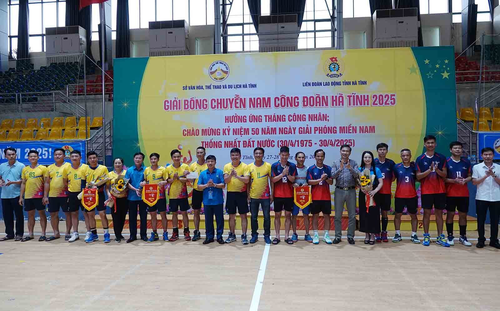 Trao dong giai Ba cho LDLD thi xa Ky Anh va LDLD TP. Ha Tinh. Anh: Tran Tuan.