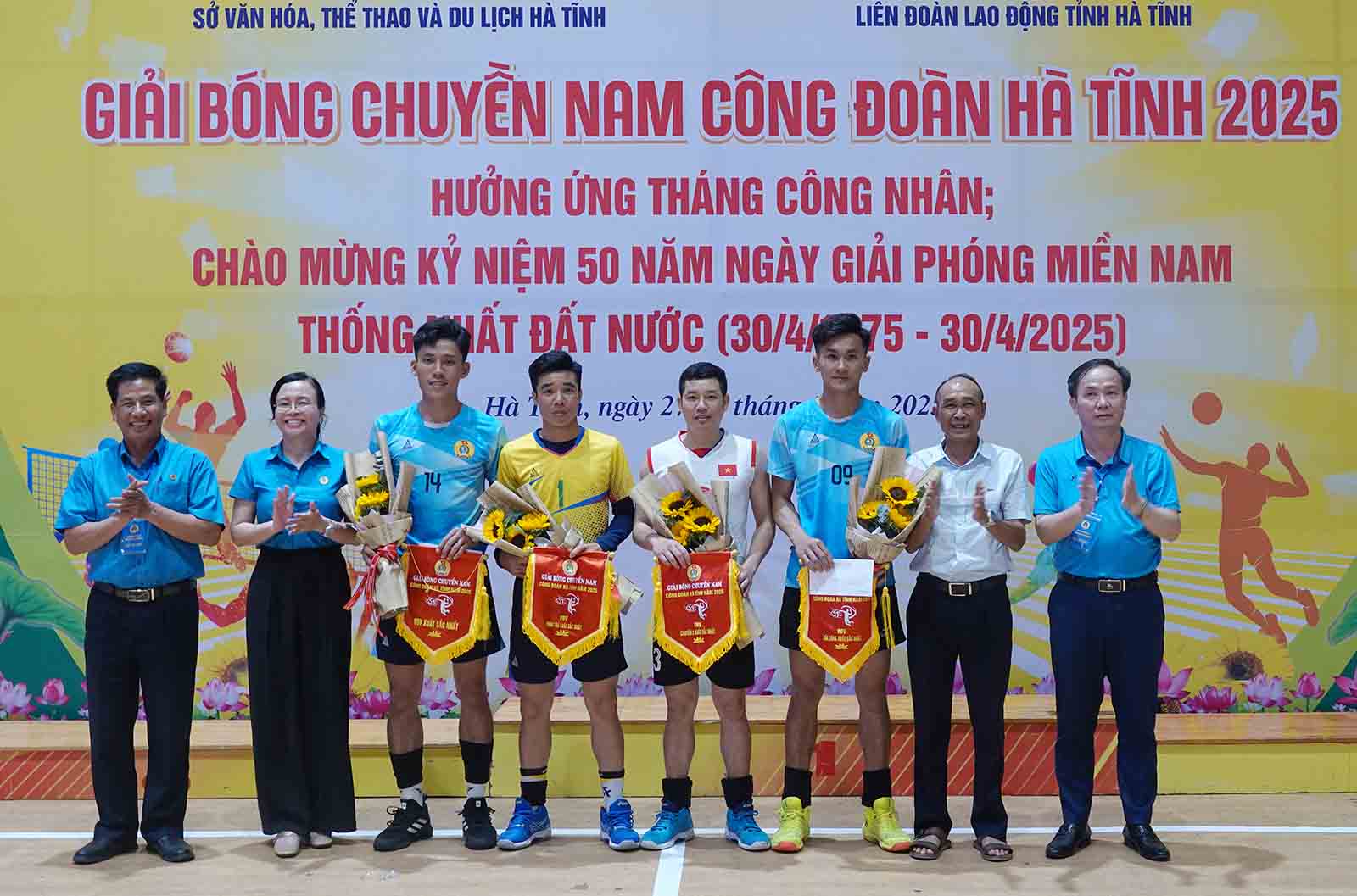 Trao cac giai ca nhan xuat sac. Anh: Tran Tuan.