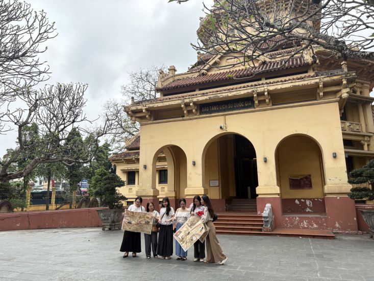 Visita al Museo de Historia Nacional antes de la Fiesta del 30 de abril. Imagen de la ciudad de Yangon