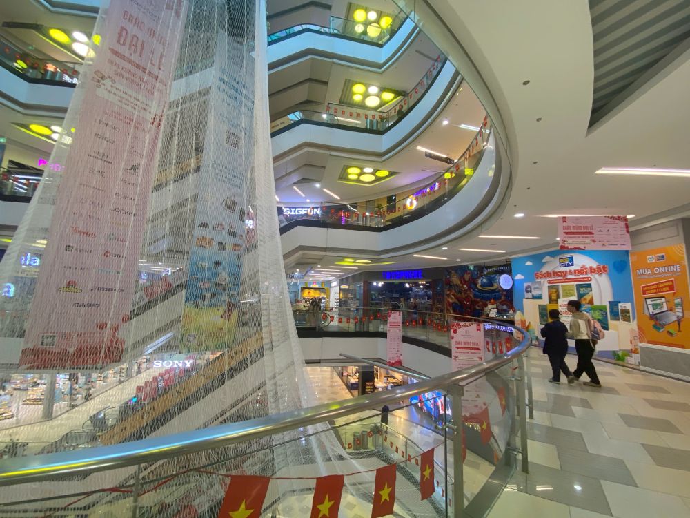 Sau nhung vu nhay lau tu tu, Van Hanh Mall da giang he thong luoi rao chan hinh non cut. Anh: Minh Tam