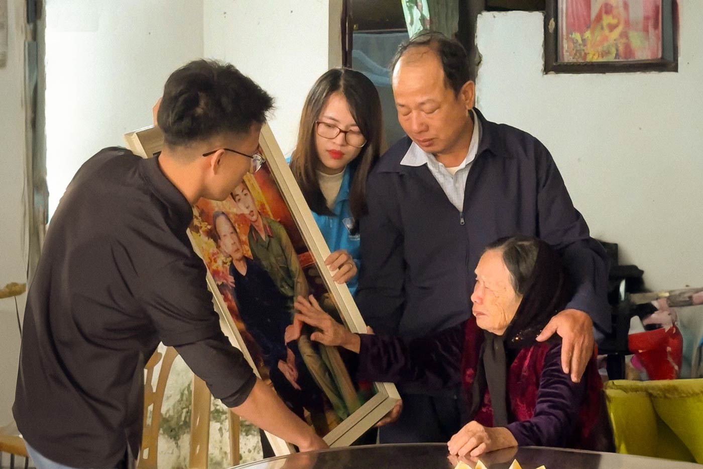 Young people bring martyrs' statues back in peacetime