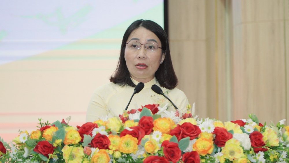 La vicedirectora del Departamento de Finanzas de la provincia de Kiang Giang, Ngo Kieu Quyen, presento la adaptacion y adicion de varias categorias de proyectos del plan de inversion de capital publico del presupuesto estatal para 2025 en la provincia. Imagen: Reino Unido