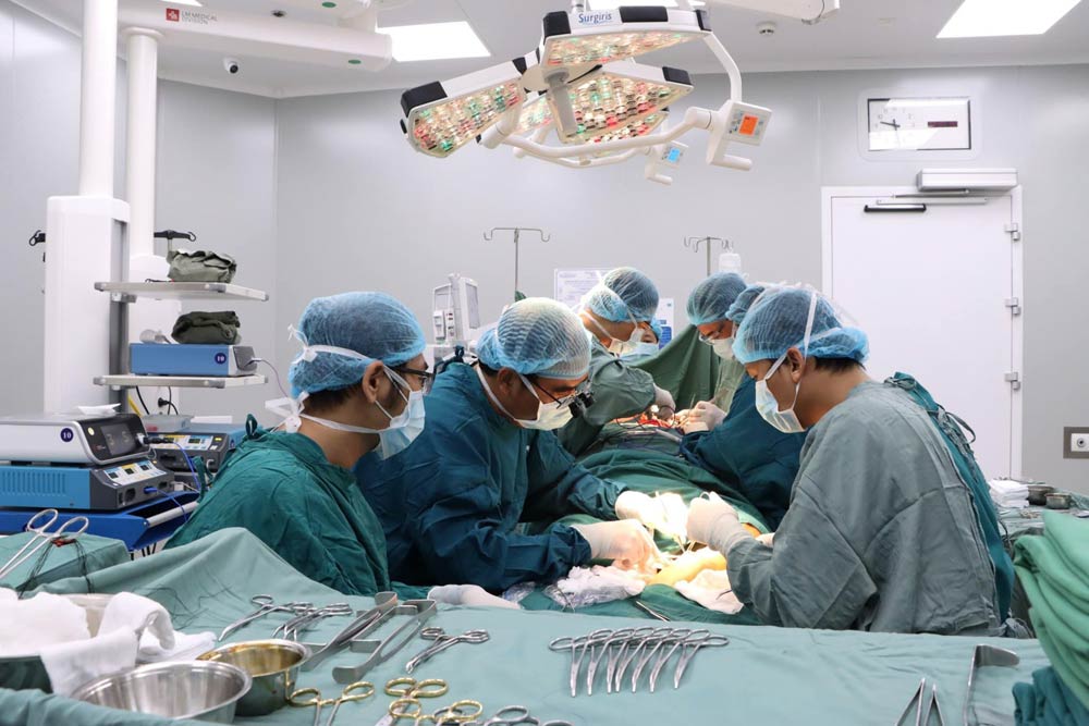 Doctor Nguyen Anh Khoi in a tongue reconstruction surgery for a cancer patient. Photo: Provided by the hospital