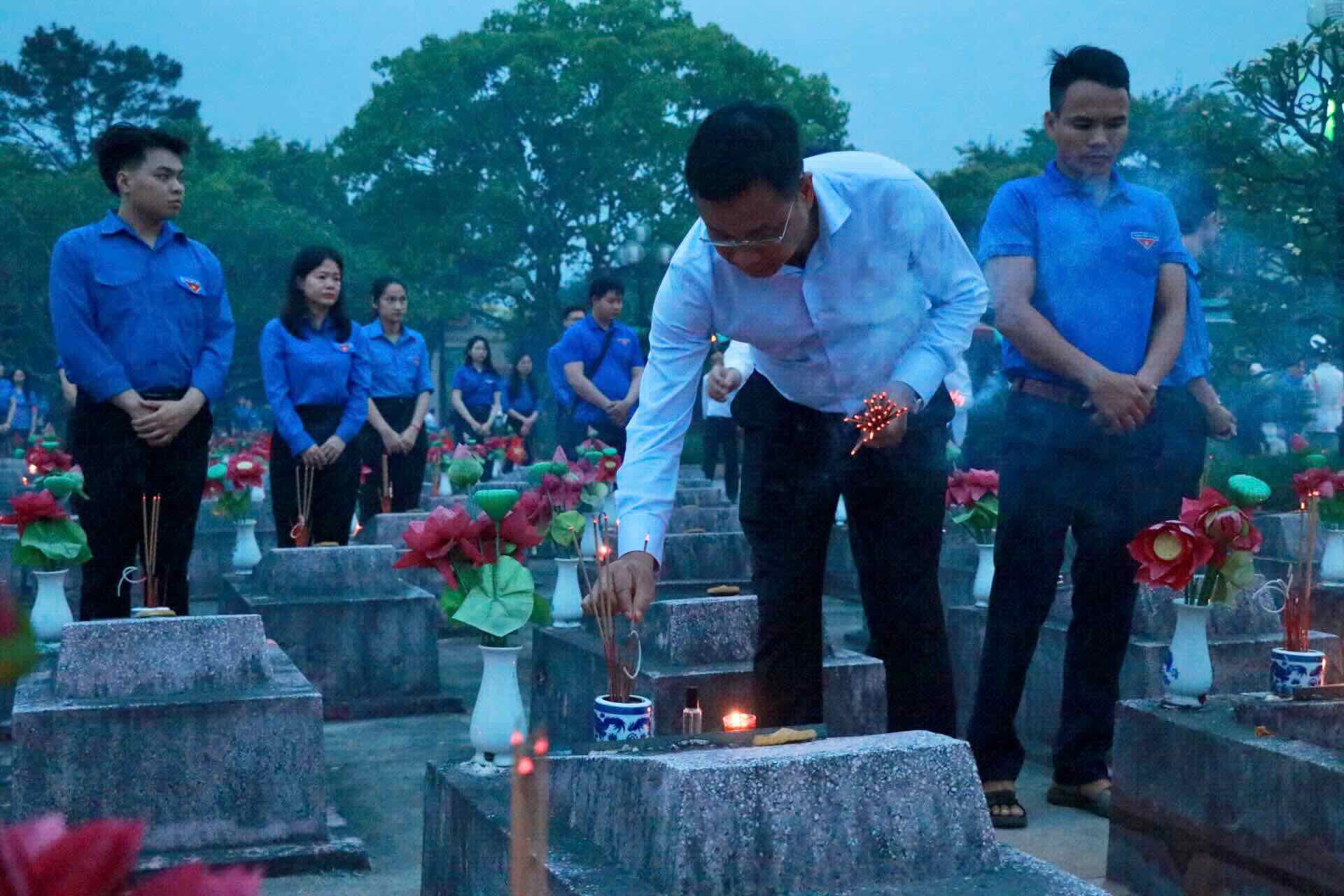 Bi thu Tinh uy Quang Binh Le Ngoc Quang thap huong den cac Anh hung liet si. Anh: Thao Hien