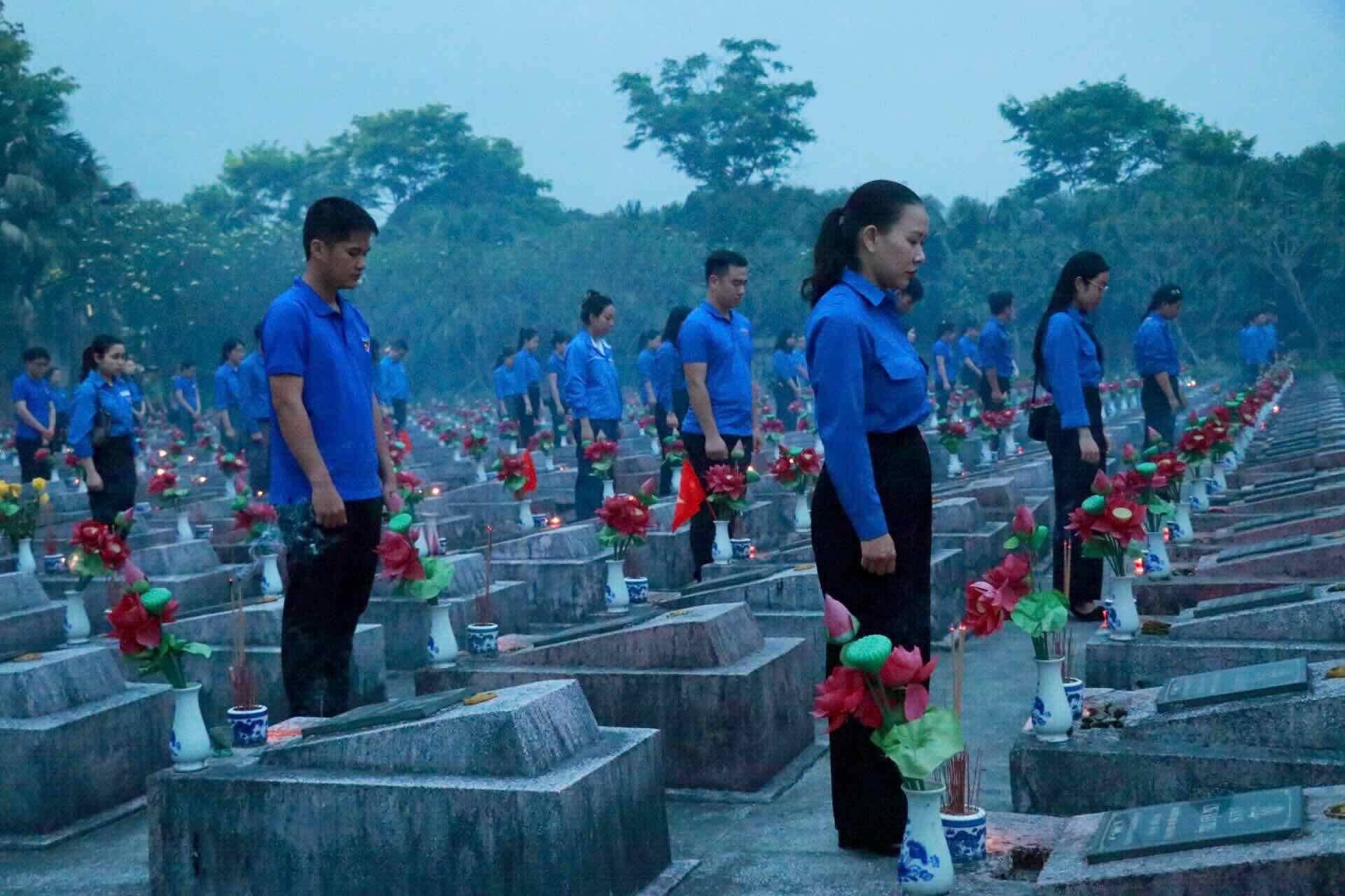 Cerca de 1.500 jovenes encendieron velas en honor a los heroes en el cementerio de Troyes. Imagen de la pagina