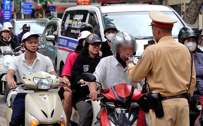 Traffic police inspect nearly 100 people, only detect 3 violations of alcohol concentration