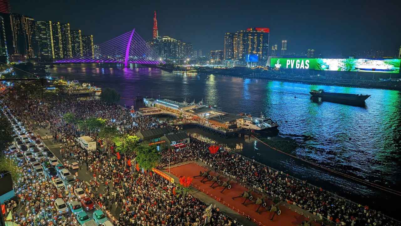 People gathered at the drone performance. Photo: Anh Tu.