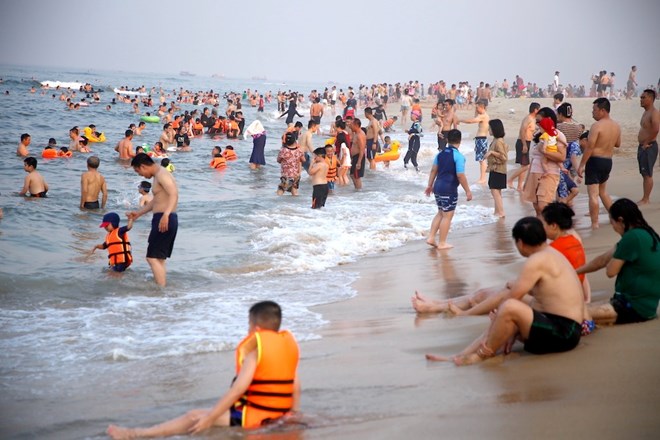 Nhat Le Beach, one of the tourist destinations chosen by tourists during holidays in Quang Binh. Photo: Cong Sang
