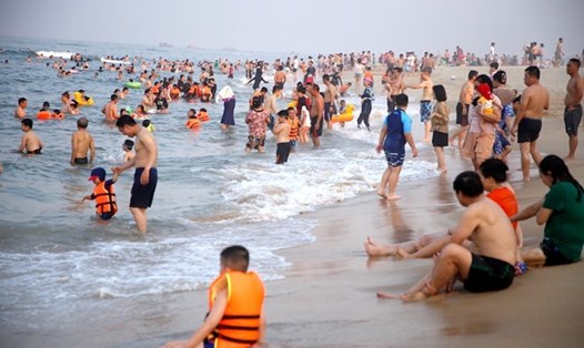 Bãi biển Nhật Lệ, một trong những điểm du lịch được du khách chọn lựa vào các dịp lễ ở Quảng Bình. Ảnh: Công Sáng