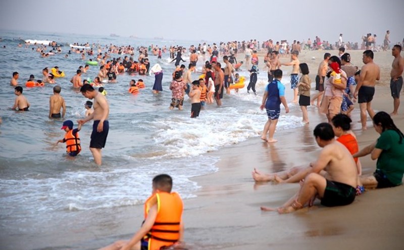 Nhat Le Beach, one of the tourist destinations chosen by tourists during holidays in Quang Binh. Photo: Cong Sang