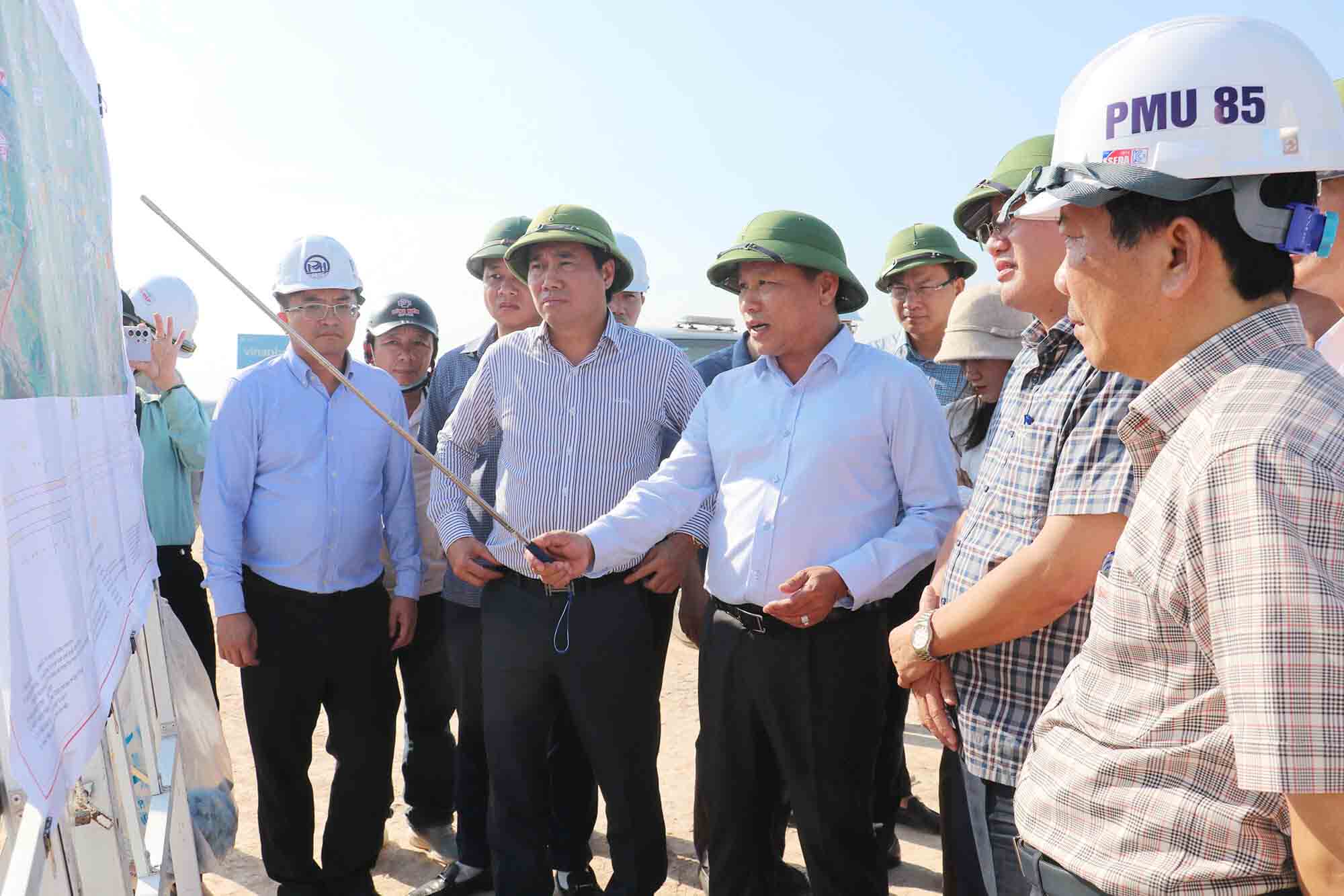 El vicepresidente de NGE, un comite de personas provinciales, Hoang Phu Hien inspecciono la implementacion del proyecto de renovar y expandir la autopista 46 de la seccion Vinh - Nam Dan. Foto: Phan Quynh