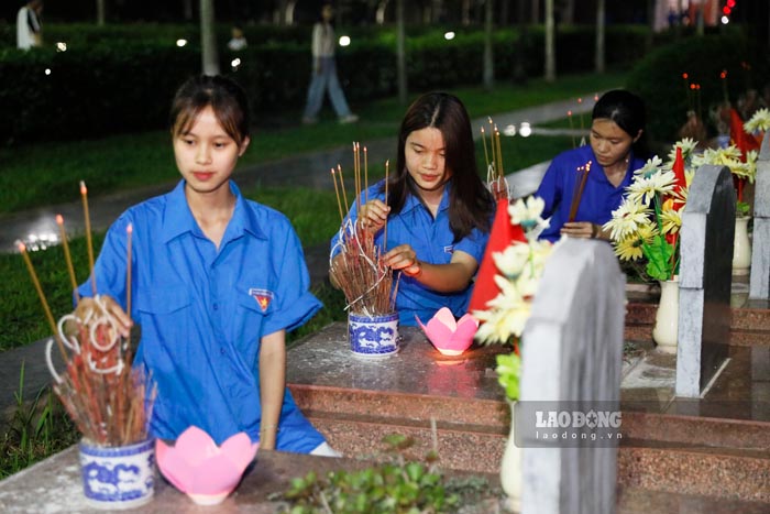 This is an opportunity to express the deep gratitude of Dien Bien's youth to the previous generation. Photo: Quang Dat