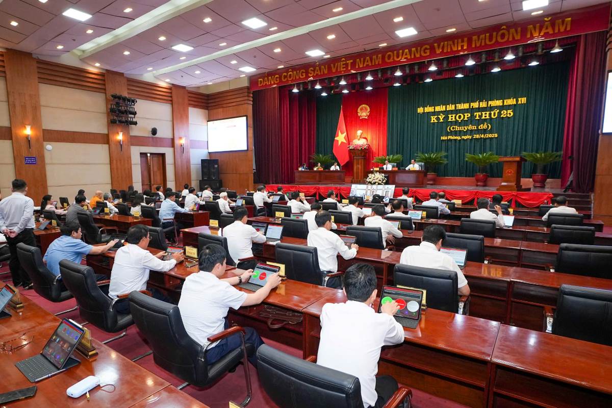Delegates voted at the meeting. Photo: Hai Phong Portal