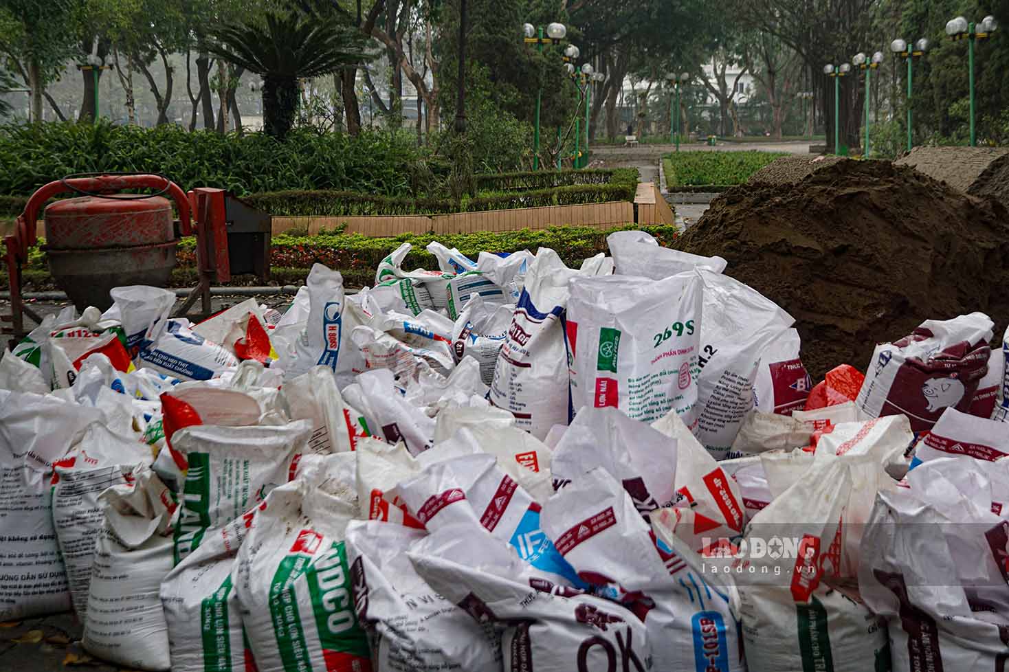El cementerio esta siendo renovado. El dibujo de la Virgen
