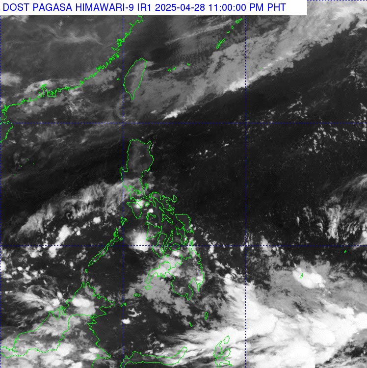 Vi tri cua ap thap o khu vuc chiu trach nhiem cua Philippines vao hoi 23h ngay 28.4 (gio dia phuong). Khong loai tru kha nang ap thap nay manh len thanh bao va huong ve phia Bien Dong. Anh ve tinh: Pagasa