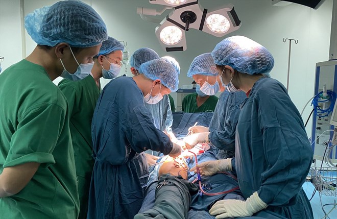 Un medico del Hospital Medico Provincial de Guangzhou operaba para salvar la vida de un paciente gravemente enfermo. Imagen de la pagina web de la organizacion