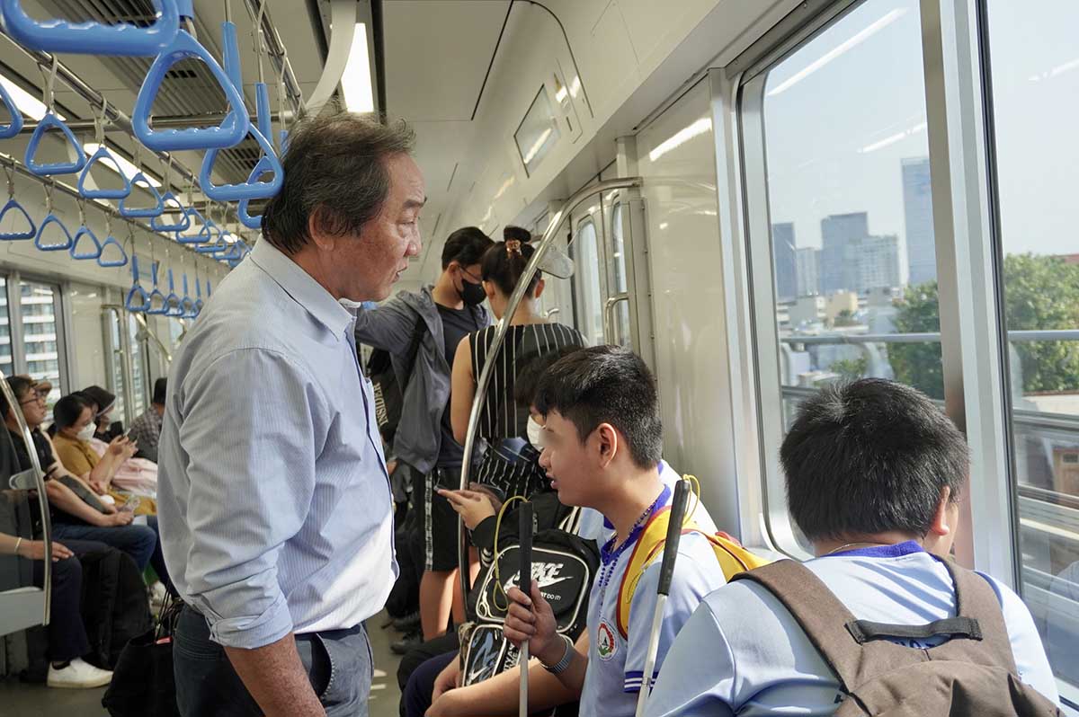 Nguyen Phi Hung lleva casi 40 años brindando luz educativa a los estudiantes con discapacidad visual en la ciudad de Hubei. Foto: Como el cuello