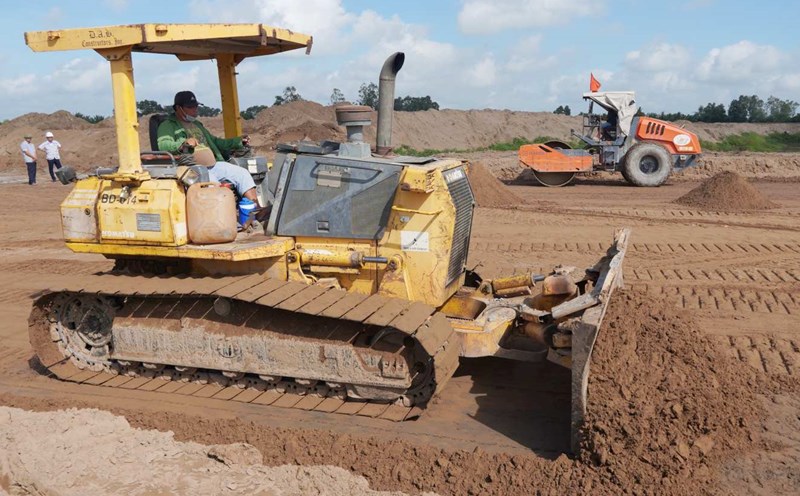 Can Tho - Ca Mau Expressway is "hot" to the finish line, construction through the April 30 holiday. Photo: Ta Quang