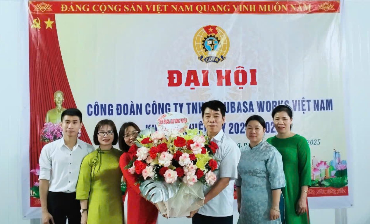 The leaders of the Lang Giang District Labor Federation congratulated the Executive Committee of the Trade Union of Tsubasa Works Vietnam Co., Ltd. at the congress. Photo: Lang Giang District Labor Federation