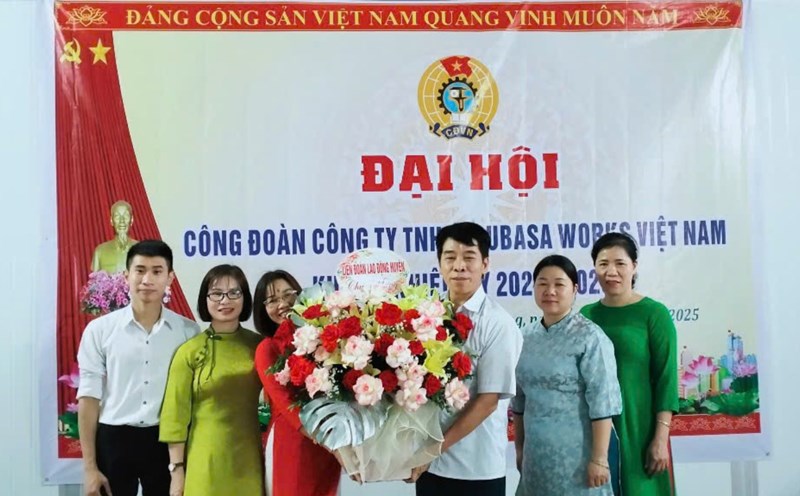 The leaders of the Lang Giang District Labor Federation congratulated the Executive Committee of the Trade Union of Tsubasa Works Vietnam Co., Ltd. at the congress. Photo: Lang Giang District Labor Federation