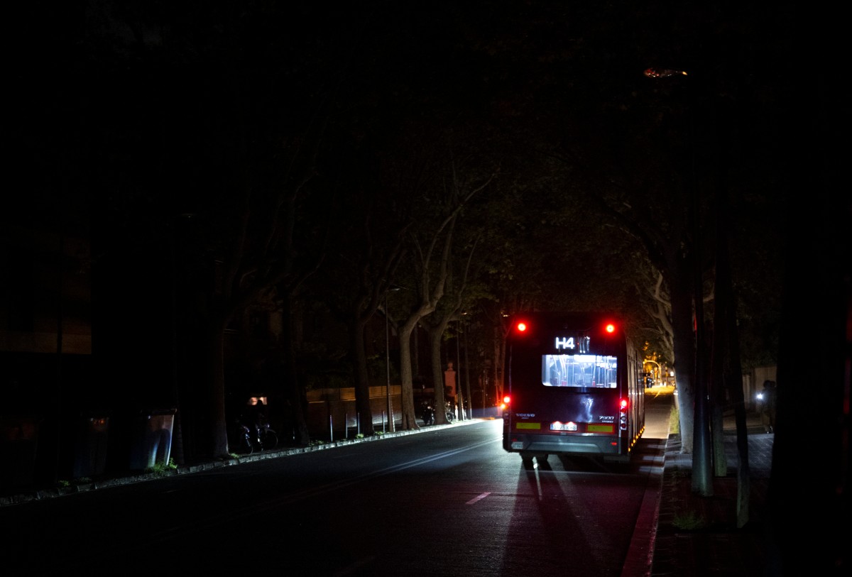 Barcelona se quedo en la oscuridad el 28 de abril cuando se produjeron cortes de energia en España, Portugal y el sur de Francia. Imagen de AFP