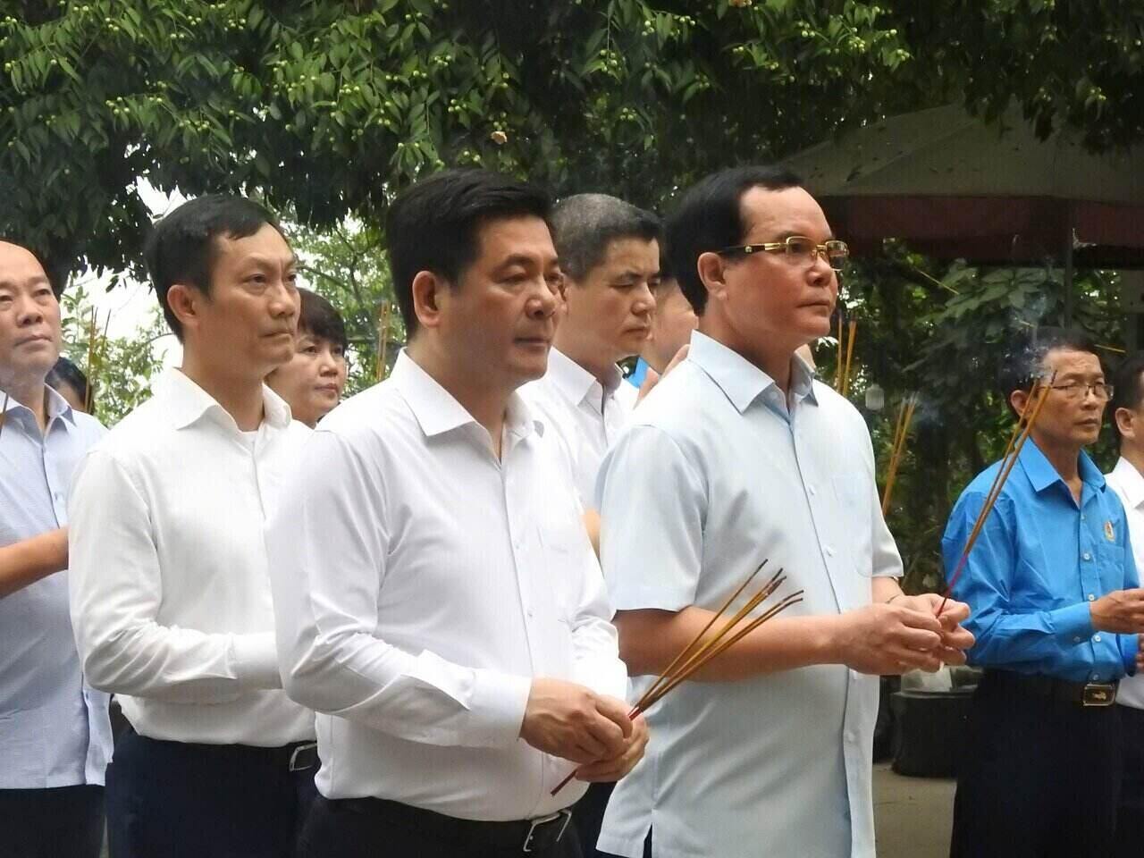 Mr. Nguyen Dinh Khang, President of the Vietnam General Confederation of Labor and Mr. Nguyen Hong Dien, Minister of Industry and Trade offered incense to commemorate the Hung Kings. Photo: To Cong