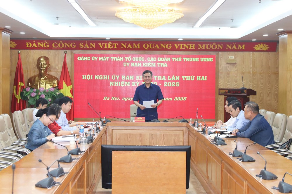 El Sr. Tran Thang, Secretario Adjunto del Comite del Partido, Presidente del Comite de Revision del Partido, el Comite de la Cumbre, las organizaciones centrales hablaron en la Conferencia. Imagen de la pelicula