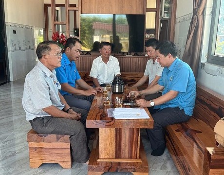 The Krong Bong District Labor Federation (Dak Lak Province) handed over the "Union Shelter" to union member Vo Van Phat. Photo: Xuan Phong