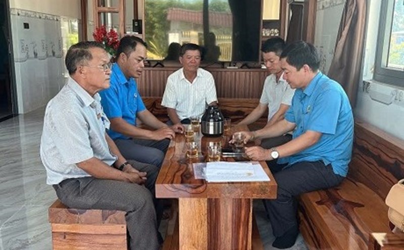 The Krong Bong District Labor Federation (Dak Lak Province) handed over the "Union Shelter" to union member Vo Van Phat. Photo: Xuan Phong