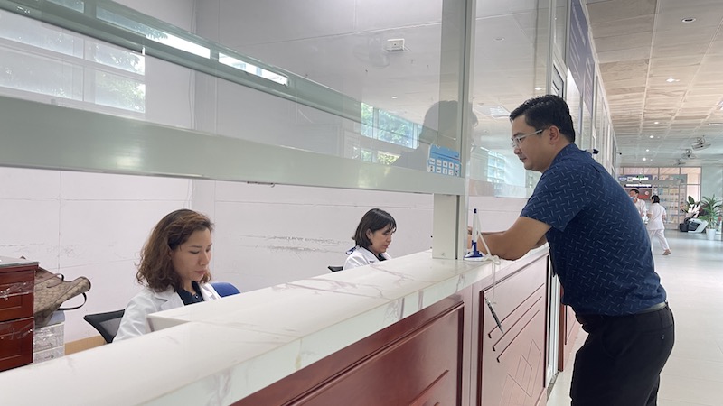 People complete procedures to pay for health insurance. Photo: Ha Anh