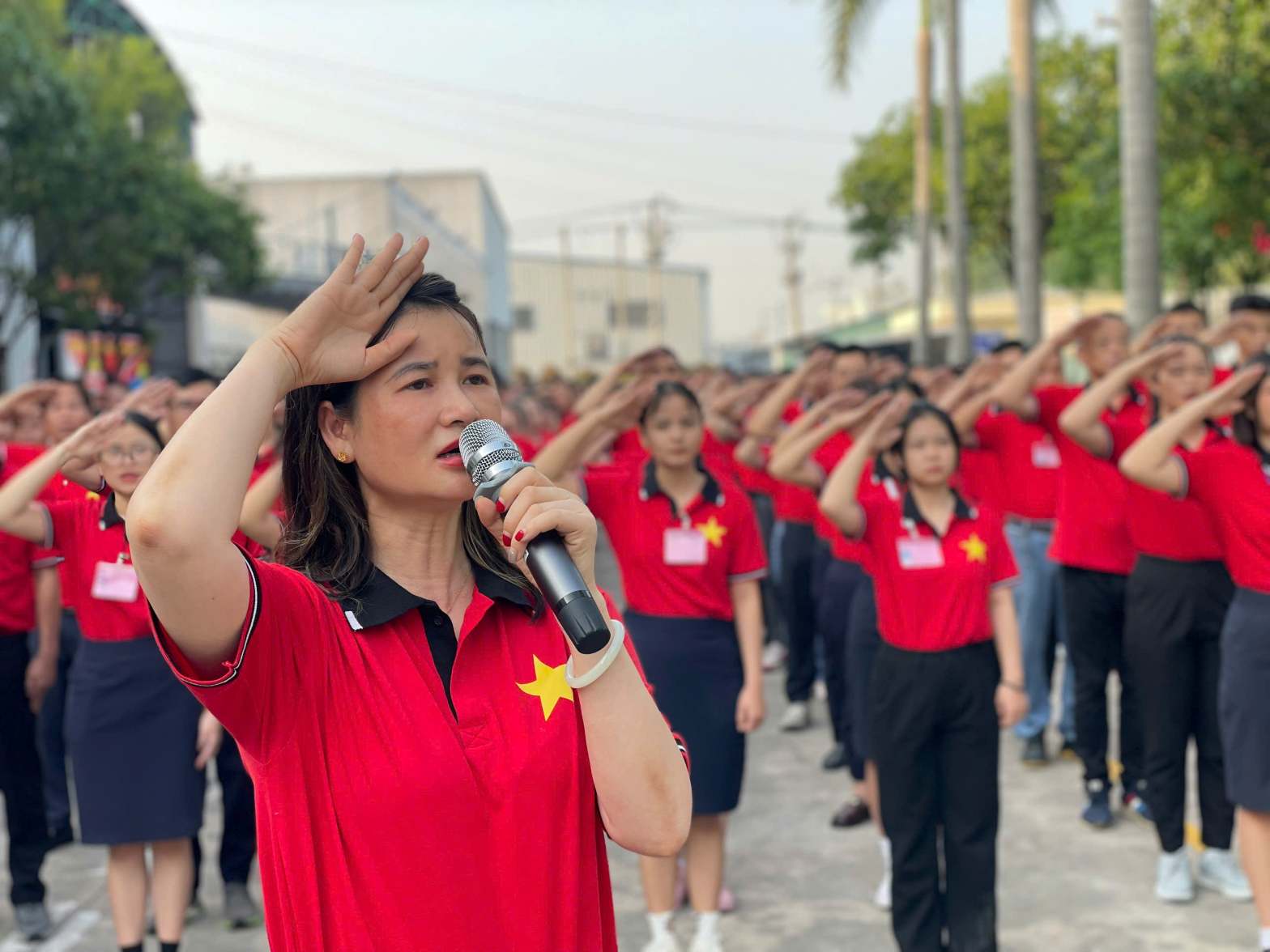 More than 1,000 workers, union officials, and company leaders solemnly held flags and sang the National Anthem to celebrate the 50th anniversary of the Liberation of the South and National Reunification Day (April 30, 1975 - April 30, 2025). Photo: Dinh Trong
