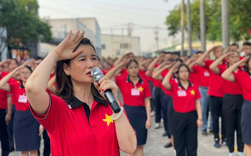 More than 1,000 workers, union officials, and company leaders solemnly held flags and sang the National Anthem to celebrate the 50th anniversary of the Liberation of the South and National Reunification Day (April 30, 1975 - April 30, 2025). Photo: Dinh Trong