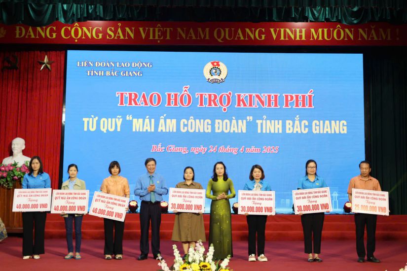 La Federacion Laboral de la Provincia de Bac Giang otorgo el apoyo de la construccion de la Union a 7 miembros de la Union con circunstancias dificiles en la ceremonia de lanzamiento de los trabajadores de 2025. Foto: Bao Han