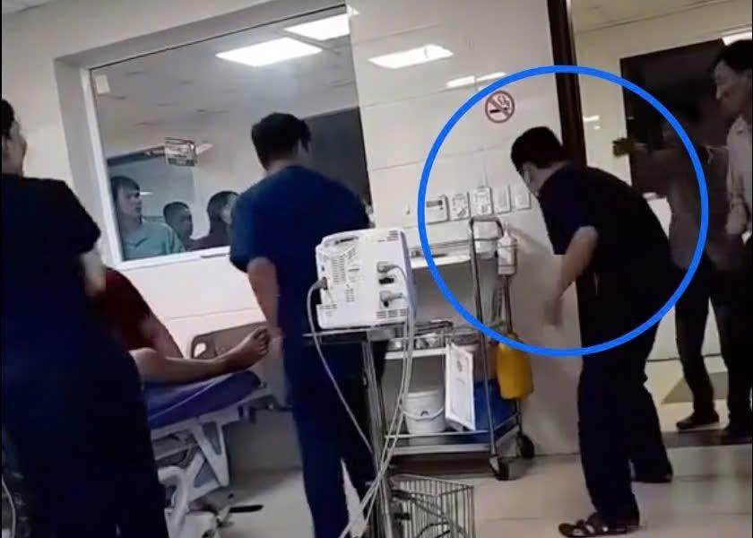 Un enfermero atacado por un familiar mientras se dedicaba a atender a un paciente. Cortado de un video proporcionado por el Centro Medico de Qinghua