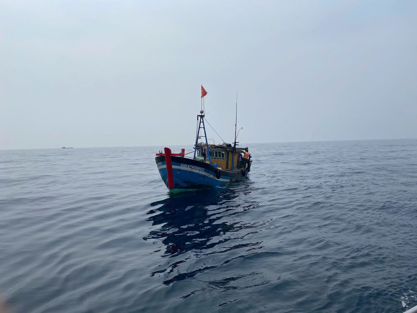 Tàu cá đánh bắt thủy sản sai với quy định bị lực lượng BĐBP tỉnh Quảng Trị bắt giữ. Ảnh: Đình Tiến