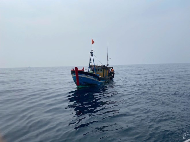 Quảng Trị phát hiện, bắt giữ hai tàu cá đánh bắt thủy sản trái phép