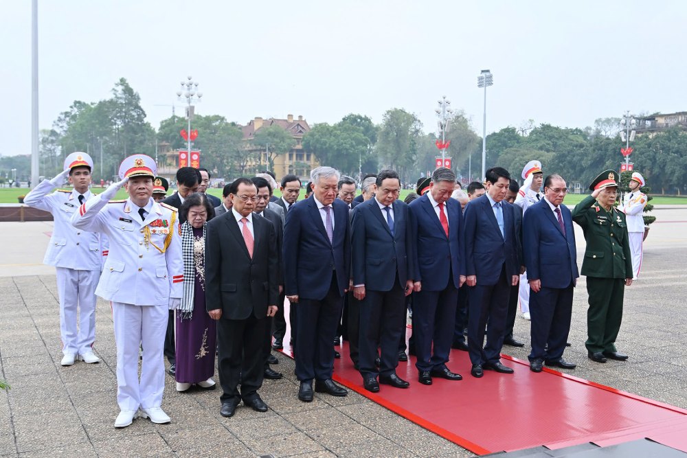 Trước anh linh Chủ tịch Hồ Chí Minh, Đoàn đại biểu đã bày tỏ lòng biết ơn vô hạn, thành kính tưởng nhớ công lao to lớn của Người đối với sự nghiệp cách mạng của Đảng và dân tộc ta. Ảnh: Hải Nguyễn