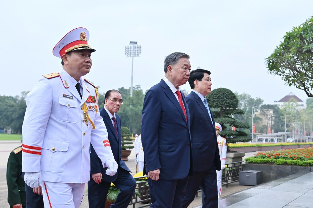 Đoàn đại biểu lãnh đạo, nguyên Lãnh đạo Đảng, Nhà nước do Tổng Bí thư Tô Lâm dẫn đầu vào Lăng viếng Chủ tịch Hồ Chí Minh. Ảnh: Hải Nguyễn
