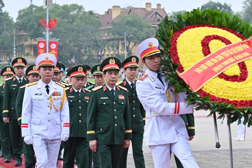 Đoàn đại biểu Quân ủy Trung ương - Bộ Quốc phòng vào Lăng viếng Chủ tịch Hồ Chí Minh. Ảnh: Hải Nguyễn