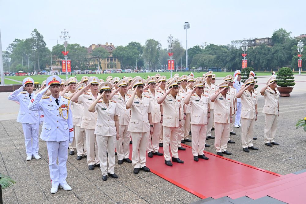 Đoàn đại biểu Đảng ủy Công an Trung ương - Bộ Công an thành kính tưởng niệm Chủ tịch Hồ Chí Minh. Ảnh: Hải Nguyễn
