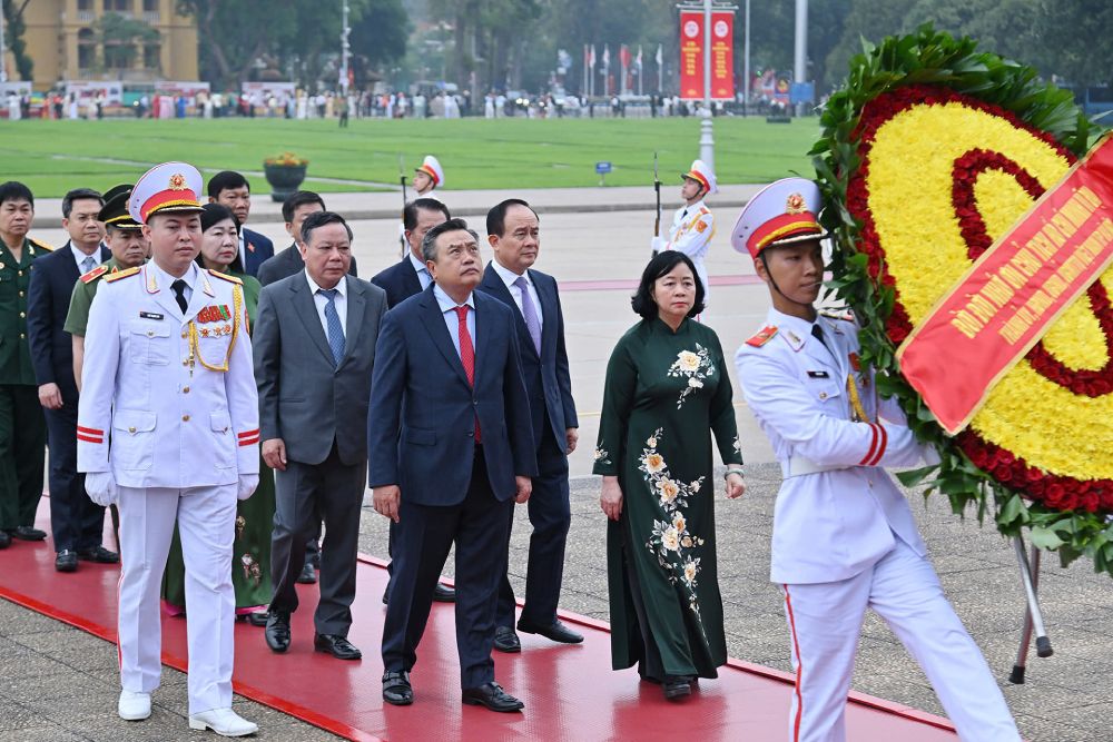 Đoàn đại biểu Thành ủy, HĐND, UBND TP Hà Nội vào Lăng viếng Chủ tịch Hồ Chí Minh. Ảnh: Hải Nguyễn