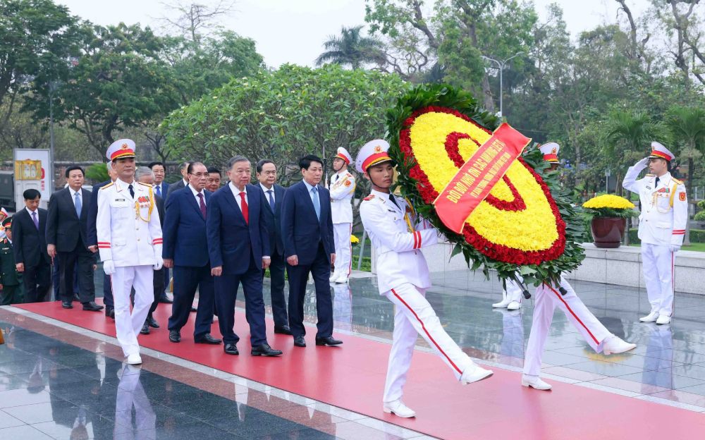 Đoàn đại biểu lãnh đạo, nguyên Lãnh đạo Đảng, Nhà nước do Tổng Bí thư Tô Lâm dẫn đầu đến đặt vòng hoa tưởng niệm các Anh hùng liệt sĩ. Ảnh: Hải Nguyễn
