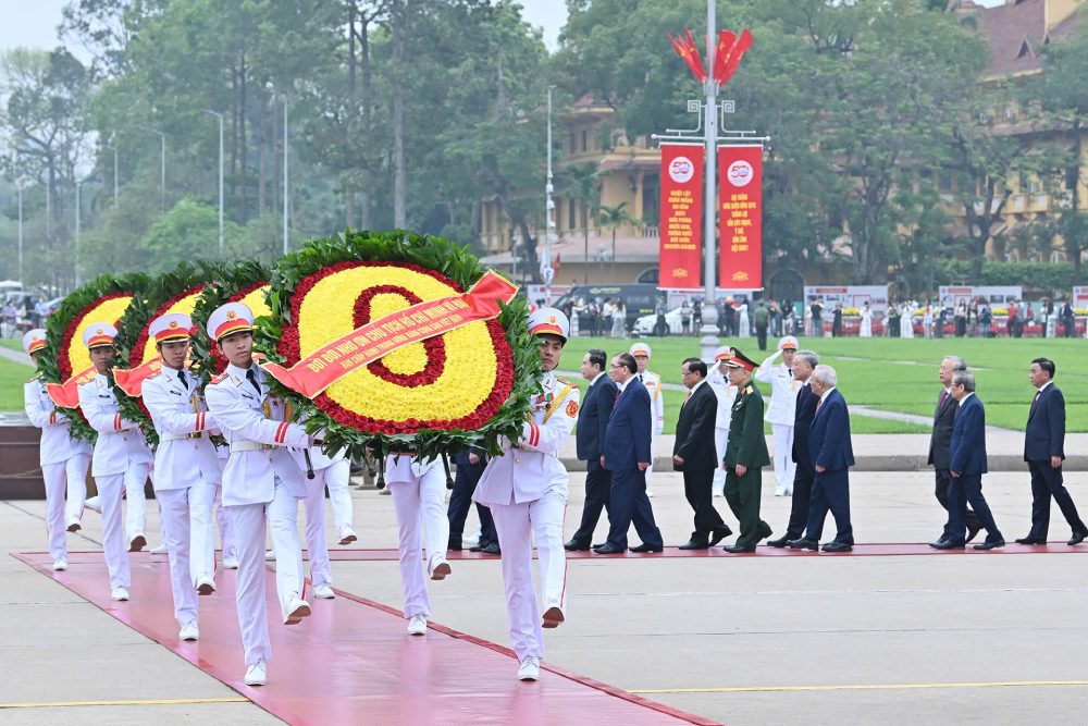 Đoàn đại biểu lãnh đạo Đảng, Nhà nước đến đặt vòng hoa và vào Lăng viếng Chủ tịch Hồ Chí Minh. Ảnh: Hải Nguyễn