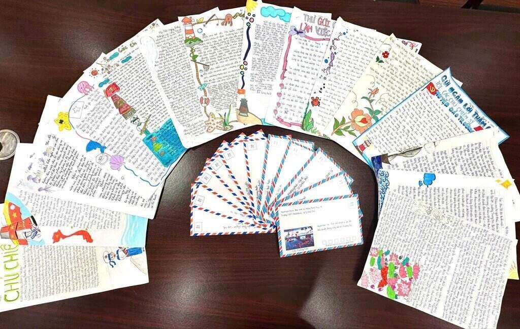 Letter from teachers and students of Hoan Kiem Secondary School sent to Truong Sa. Photo: Hai Yen