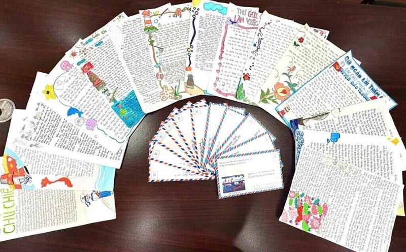 Letter from teachers and students of Hoan Kiem Secondary School sent to Truong Sa. Photo: Hai Yen